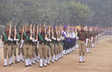 GHAZIABAD INDIA JANUARY 24 Ocak 2024 Uttar Pradesh Polis Personeli 24 Ocak 2024 'te Harsaon Polis Hattı' nda düzenlenen Cumhuriyet Günü Yürüyüşü Provaları sırasında fotoğraf: Sakib Ali Hindustan Times 