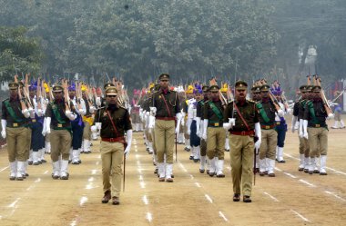 GHAZIABAD INDIA JANUARY 24 Ocak 2024 Uttar Pradesh Polis Personeli 24 Ocak 2024 'te Harsaon Polis Hattı' nda düzenlenen Cumhuriyet Günü Yürüyüşü Provaları sırasında fotoğraf: Sakib Ali Hindustan Times 