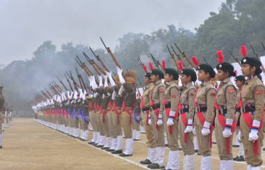 GHAZIABAD INDIA JANUARY 24 Ocak 2024 Uttar Pradesh Polis Personeli 24 Ocak 2024 'te Harsaon Polis Hattı' nda düzenlenen Cumhuriyet Günü Yürüyüşü Provaları sırasında fotoğraf: Sakib Ali Hindustan Times 