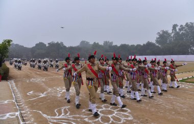 GHAZIABAD INDIA JANUARY 24 Ocak 2024 Uttar Pradesh Polis Personeli 24 Ocak 2024 'te Harsaon Polis Hattı' nda düzenlenen Cumhuriyet Günü Yürüyüşü Provaları sırasında fotoğraf: Sakib Ali Hindustan Times 