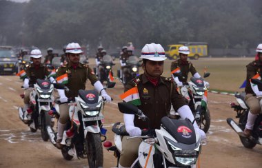 GHAZIABAD INDIA JANUARY 24 Ocak 2024 Uttar Pradesh Polis Personeli 24 Ocak 2024 'te Harsaon Polis Hattı' nda düzenlenen Cumhuriyet Günü Yürüyüşü Provaları sırasında fotoğraf: Sakib Ali Hindustan Times 