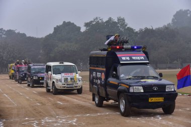 GHAZIABAD INDIA JANUARY 24 2024 Zırhlı Araçlar Uttar Pradesh Polisi 24 Ocak 2024 tarihinde Harsaon Polis Hattı 'nda düzenlenen Cumhuriyet Günü Geçit Töreni için yapılan Tam Giysi Provaları sırasında sergilenmektedir. 