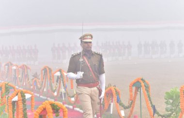 GHAZIABAD INDIA JANUARY 26 Ocak 2024 Uttar Pradesh Polis Teşkilatı, 75. Cumhuriyet Günü Geçit Töreni 'nde Harsaon polisinin yoğun sisleri arasında Cuma günü yapılacak Cumhuriyet Günü platin kutlaması için hazırlanıyor.