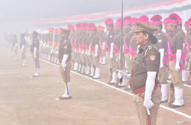 GHAZIABAD INDIA JANUARY 26 Ocak 2024 Uttar Pradesh Polis Teşkilatı, 75. Cumhuriyet Günü Geçit Töreni 'nde Harsaon polisinin yoğun sisleri arasında Cuma günü yapılacak Cumhuriyet Günü platin kutlaması için hazırlanıyor.