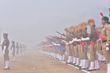 GHAZIABAD INDIA JANUARY 26 Ocak 2024 Uttar Pradesh Polis Teşkilatı, 75. Cumhuriyet Günü Geçit Töreni 'nde Harsaon polisinin yoğun sisleri arasında Cuma günü yapılacak Cumhuriyet Günü platin kutlaması için hazırlanıyor.