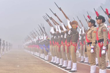 GHAZIABAD INDIA JANUARY 26 Ocak 2024 Uttar Pradesh Polis Teşkilatı, 75. Cumhuriyet Günü Geçit Töreni 'nde Harsaon polisinin yoğun sisleri arasında Cuma günü yapılacak Cumhuriyet Günü platin kutlaması için hazırlanıyor.