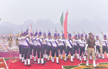 GHAZIABAD INDIA JANUARY 26 Ocak 2024 Uttar Pradesh Polis Teşkilatı, 75. Cumhuriyet Günü Geçit Töreni 'nde Harsaon polisinin yoğun sisleri arasında Cuma günü yapılacak Cumhuriyet Günü platin kutlaması için hazırlanıyor.