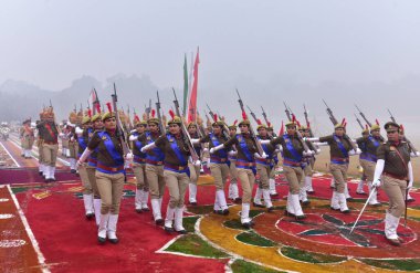 GHAZIABAD INDIA JANUARY 26 Ocak 2024 Uttar Pradesh Polis Teşkilatı, 75. Cumhuriyet Günü Geçit Töreni 'nde Harsaon polisinin yoğun sisleri arasında Cuma günü yapılacak Cumhuriyet Günü platin kutlaması için hazırlanıyor.