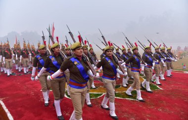 GHAZIABAD INDIA JANUARY 26 Ocak 2024 Uttar Pradesh Polis Teşkilatı, 75. Cumhuriyet Günü Geçit Töreni 'nde Harsaon polisinin yoğun sisleri arasında Cuma günü yapılacak Cumhuriyet Günü platin kutlaması için hazırlanıyor.