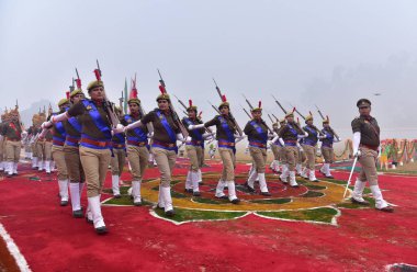 GHAZIABAD INDIA JANUARY 26 Ocak 2024 Uttar Pradesh Polis Teşkilatı, 75. Cumhuriyet Günü Geçit Töreni 'nde Harsaon polisinin yoğun sisleri arasında Cuma günü yapılacak Cumhuriyet Günü platin kutlaması için hazırlanıyor.