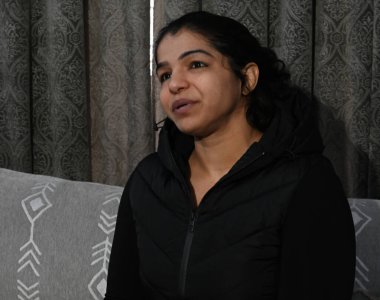 NEW DELHI INDIA HAZİRAN 32024 Hintli eski güreşçi Sakshee Malikkh Delhi 'deki evinde basın toplantısı düzenledi. Fotoğraf: Sonu Mehta Hindustan Times 