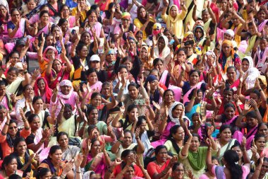 MUMBAI INDIA JANUARY 32024 Anganwadi işçileri Azad Meydan 'daki protesto sırasında yolu kapattılar. İşçiler, Bhusha' nın yüksek mahkeme fotoğrafının verdiği emirlere rağmen kendilerine bahşiş vermedikleri için eyalet yönetimini protesto ediyorlar.