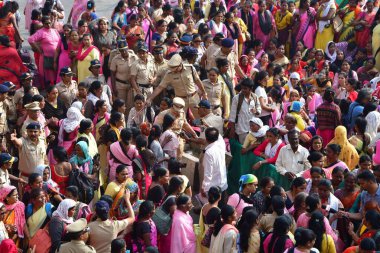 MUMBAI INDIA JANUARY 32024 Anganwadi işçileri Azad Meydan 'daki protesto sırasında yolu kapattılar. İşçiler, Bhusha' nın yüksek mahkeme fotoğrafının verdiği emirlere rağmen kendilerine bahşiş vermedikleri için eyalet yönetimini protesto ediyorlar.