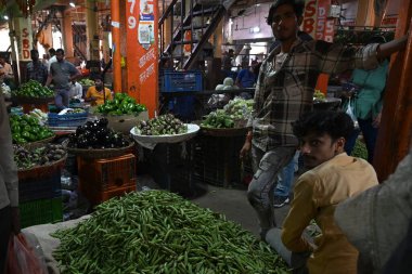 NAVI MUMBAI INDIA JANUARY 3. 2024 Daha az sebze kamyonu markete varır ve 3 Ocak 2024 tarihinde Navi Mumbai Hindistan 'daki Navi Mumbai Fotoğraf Turbhe' de gerçekleştirilen APMC Sebze Pazarı 'ndaki grev nedeniyle sebze fiyatlarında artış meydana gelir. 