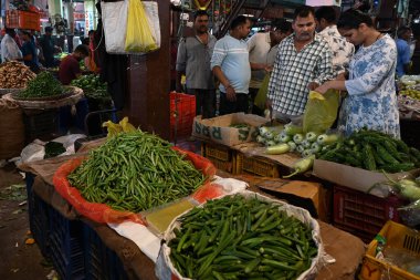 NAVI MUMBAI INDIA JANUARY 3. 2024 Daha az sebze kamyonu markete varır ve 3 Ocak 2024 tarihinde Navi Mumbai Hindistan 'daki Navi Mumbai Fotoğraf Turbhe' de gerçekleştirilen APMC Sebze Pazarı 'ndaki grev nedeniyle sebze fiyatlarında artış meydana gelir. 