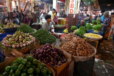 NAVI MUMBAI INDIA JANUARY 3. 2024 Daha az sebze kamyonu markete varır ve 3 Ocak 2024 tarihinde Navi Mumbai Hindistan 'daki Navi Mumbai Fotoğraf Turbhe' de gerçekleştirilen APMC Sebze Pazarı 'ndaki grev nedeniyle sebze fiyatlarında artış meydana gelir. 