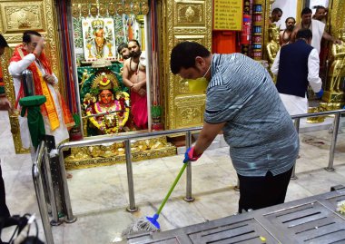 MUMBAI INDIA JANUARY 16 Ocak 2024 Maharashtra Genel Başkan Yardımcısı Devendra Fadnavis, Kalbadevi Başbakanı Narendra Modi 'nin Mumbadevi Mandir' deki temizlik gezisinde Shri Ram Janmabhoomi Tapınağı 'nın önündeki tapınakları temizleme çağrısında bulundu.