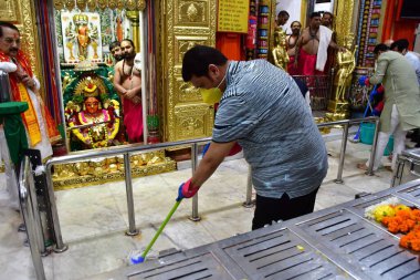 MUMBAI INDIA JANUARY 16 Ocak 2024 Maharashtra Genel Başkan Yardımcısı Devendra Fadnavis, Kalbadevi Başbakanı Narendra Modi 'nin Mumbadevi Mandir' deki temizlik gezisinde Shri Ram Janmabhoomi Tapınağı 'nın önündeki tapınakları temizleme çağrısında bulundu.