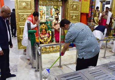 MUMBAI INDIA JANUARY 16 Ocak 2024 Maharashtra Genel Başkan Yardımcısı Devendra Fadnavis, Kalbadevi Başbakanı Narendra Modi 'nin Mumbadevi Mandir' deki temizlik gezisinde Shri Ram Janmabhoomi Tapınağı 'nın önündeki tapınakları temizleme çağrısında bulundu.