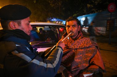 NEW DELHI INDIA 31 Aralık 2024 Delhi Trafik Polisi 31 Aralık 2023 'te Sanchit Khanna Hindustan Times tarafından Yeni Delhi' deki Gole Market 'te Yeni Yıl Arifesi' nde sarhoş araba kullanırken görüldü. 