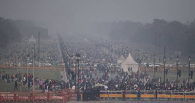 NEW DELHI INDIA JANUARY 12024 Yıl başı günü Hindistan Kapısı yakınlarındaki Kartavya Yolu 'na soğuk bir akşamda büyük bir kalabalık geldi Meteoroloji Bölümü yoğun sisin Delhi NCT' de önümüzdeki iki gün boyunca beklendiğini söyledi.