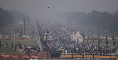 NEW DELHI INDIA JANUARY 12024 Yıl başı günü Hindistan Kapısı yakınlarındaki Kartavya Yolu 'na soğuk bir akşamda büyük bir kalabalık geldi Meteoroloji Bölümü yoğun sisin Delhi NCT' de önümüzdeki iki gün boyunca beklendiğini söyledi.