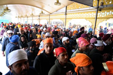 NEW DELHI INDIA HAZİRAN 12024 Dindar Bangla Sahib Gurudwara 'yı ziyaret ederek Yeni Yıl Fotoğrafı: Salman Ali Hindustan Times 