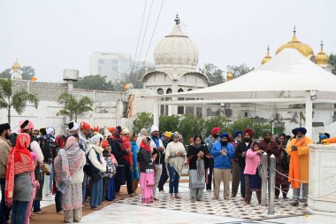 NEW DELHI INDIA HAZİRAN 12024 Dindar Bangla Sahib Gurudwara 'yı ziyaret ederek Yeni Yıl Fotoğrafı: Salman Ali Hindustan Times 