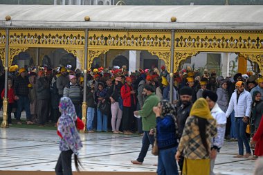 NEW DELHI INDIA HAZİRAN 12024 Dindar Bangla Sahib Gurudwara 'yı ziyaret ederek Yeni Yıl Fotoğrafı: Salman Ali Hindustan Times 