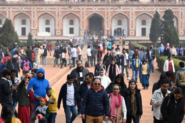 NEW DELHI INDIA HAZİRAN 12024 Çok sayıda insan Humayun Mezarı 'nda toplandı. Fotoğraf: Salman Ali Hindustan Times 