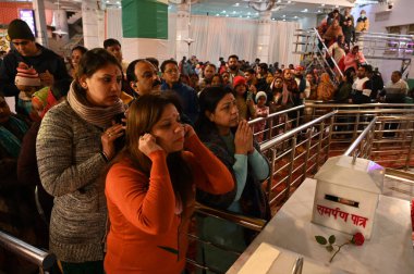 NEW DELHI INDIA HAZİRAN 12024 Dindar Jhandewalan Tapınağını ziyaret ederek Yeni Yıl Fotoğrafı: Salman Ali Hindustan Times 