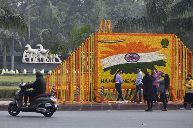 NEW DELHI INDIA HAZİRAN 12024 Yeni Yıl Kutlama Kurulu Akbar Yolu 'na yerleştirildi Yeni Yıl Fotoğrafı: Salman Ali Hindustan Times 