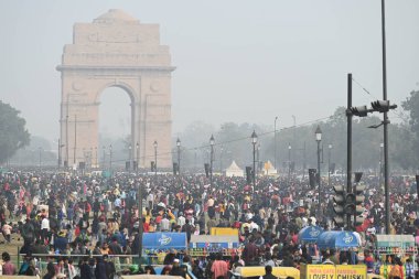 NEW DELHI INDIA HAZİRAN 12024 Yıl boyunca kalabalık Kartavyapath 'a geldi. Hindistan Kapısı Fotoğrafı: Sanchit Khanna Hindustan Times 