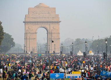 NEW DELHI INDIA HAZİRAN 12024 Yıl boyunca kalabalık Kartavyapath 'a geldi. Hindistan Kapısı Fotoğrafı: Sanchit Khanna Hindustan Times 