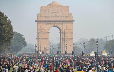 NEW DELHI INDIA HAZİRAN 12024 Yıl boyunca kalabalık Kartavyapath 'a geldi. Hindistan Kapısı Fotoğrafı: Sanchit Khanna Hindustan Times 