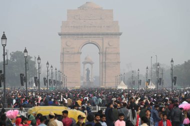 NEW DELHI INDIA HAZİRAN 12024 Yıl boyunca kalabalık Kartavyapath 'a geldi. Hindistan Kapısı Fotoğrafı: Sanchit Khanna Hindustan Times 