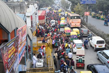 NEW DELHI INDIA HAZİRAN 12024 Hayranları yılın ilk günü Sanchit Khanna Hindustan Times tarafından Jhandewalan Tapınağı 'nda uzun kuyruklarda görüldü. 