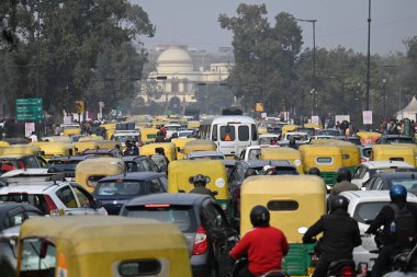 NEW DELHI INDIA HAZİRAN 12024 Hindistan Kapısı yakınlarındaki C Hexagon 'da Sanchit Khanna Hindustan Times tarafından görülen trafik sıkışıklığı 