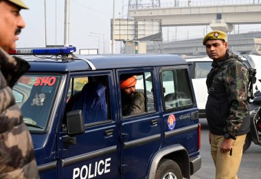 NOIDA INDIA JANUARY 12024 Ulaşım otobüsü sürücüleri, Pazartesi günü Sektör 62 'de meydana gelen trafik kazasında 10 yıl hapis cezası veren yasanın yürürlüğe konmasını protesto etti.