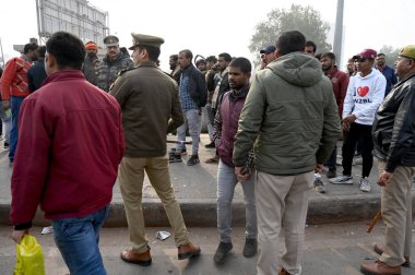 NOIDA INDIA JANUARY 12024 Ulaşım otobüsü sürücüleri, Pazartesi günü Sektör 62 'de meydana gelen trafik kazasında 10 yıl hapis cezası veren yasanın yürürlüğe konmasını protesto etti.