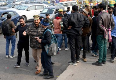 NOIDA INDIA JANUARY 12024 Ulaşım otobüsü sürücüleri, Pazartesi günü Sektör 62 'de meydana gelen trafik kazasında 10 yıl hapis cezası veren yasanın yürürlüğe konmasını protesto etti.