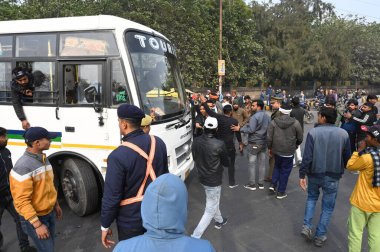 NOIDA INDIA JANUARY 12024 Ulaşım otobüsü sürücüleri, Pazartesi günü Sektör 62 'de meydana gelen trafik kazasında 10 yıl hapis cezası veren yasanın yürürlüğe konmasını protesto etti.