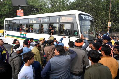 NOIDA INDIA JANUARY 12024 Ulaşım otobüsü sürücüleri, Pazartesi günü Sektör 62 'de meydana gelen trafik kazasında 10 yıl hapis cezası veren yasanın yürürlüğe konmasını protesto etti.