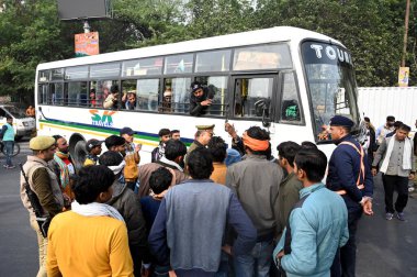 NOIDA INDIA JANUARY 12024 Ulaşım otobüsü sürücüleri, Pazartesi günü Sektör 62 'de meydana gelen trafik kazasında 10 yıl hapis cezası veren yasanın yürürlüğe konmasını protesto etti.