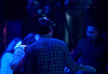 NOIDA INDIA HAZİRAN 12024 sektör 38A Gardens Galleria Mall 'da yeni yılı kutlayan kişi Pazar gecesi fotoğraf: Sunil Ghosh Ghosh Hindustan Times 