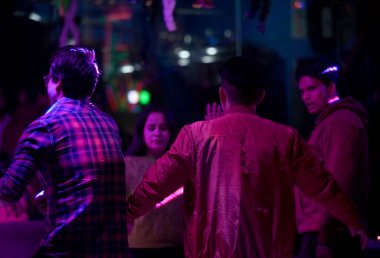 NOIDA INDIA HAZİRAN 12024 sektör 38A Gardens Galleria Mall 'da yeni yılı kutlayan kişi Pazar gecesi fotoğraf: Sunil Ghosh Ghosh Hindustan Times 