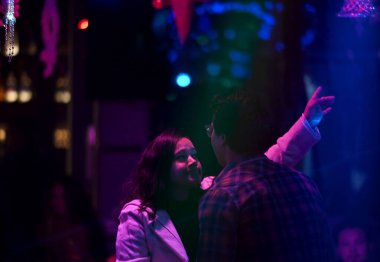 NOIDA INDIA HAZİRAN 12024 sektör 38A Gardens Galleria Mall 'da yeni yılı kutlayan kişi Pazar gecesi fotoğraf: Sunil Ghosh Ghosh Hindustan Times 