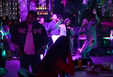 NOIDA INDIA HAZİRAN 12024 sektör 38A Gardens Galleria Mall 'da yeni yılı kutlayan kişi Pazar gecesi fotoğraf: Sunil Ghosh Ghosh Hindustan Times 