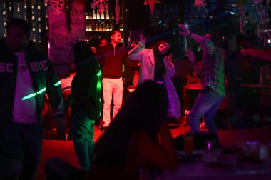 NOIDA INDIA HAZİRAN 12024 sektör 38A Gardens Galleria Mall 'da yeni yılı kutlayan kişi Pazar gecesi fotoğraf: Sunil Ghosh Ghosh Hindustan Times 