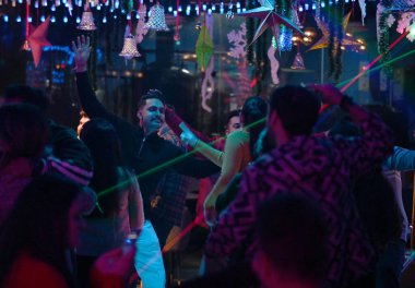 NOIDA INDIA HAZİRAN 12024 sektör 38A Gardens Galleria Mall 'da yeni yılı kutlayan kişi Pazar gecesi fotoğraf: Sunil Ghosh Ghosh Hindustan Times 